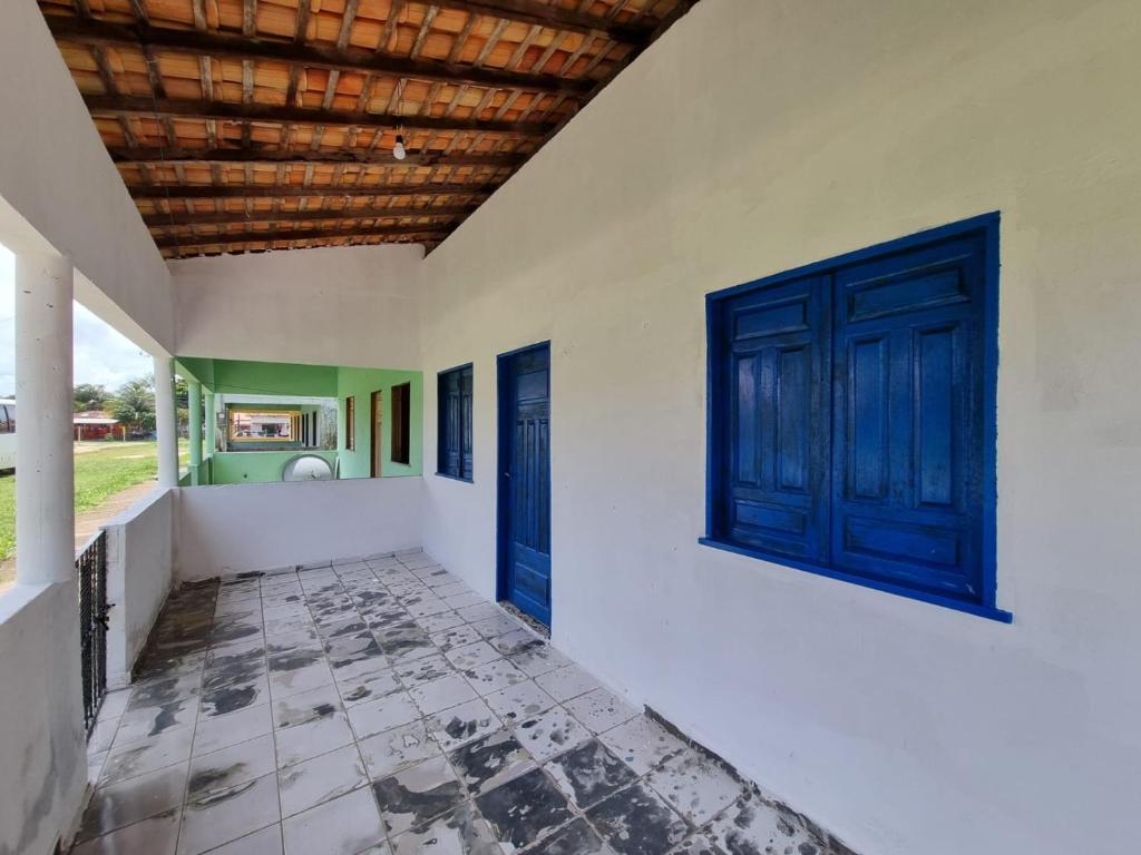索雷Canto da Sereia.的一间空房间,设有蓝色的门,铺有瓷砖地板