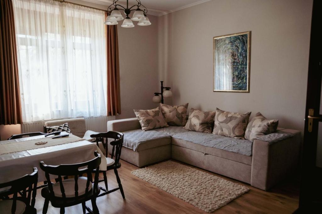 久洛Dobay Apartman Gyula的客厅配有沙发和桌子