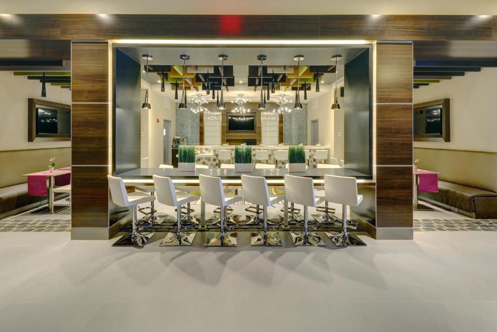 布鲁克林布鲁克林酒店的一间大餐厅,配有长桌和白色椅子