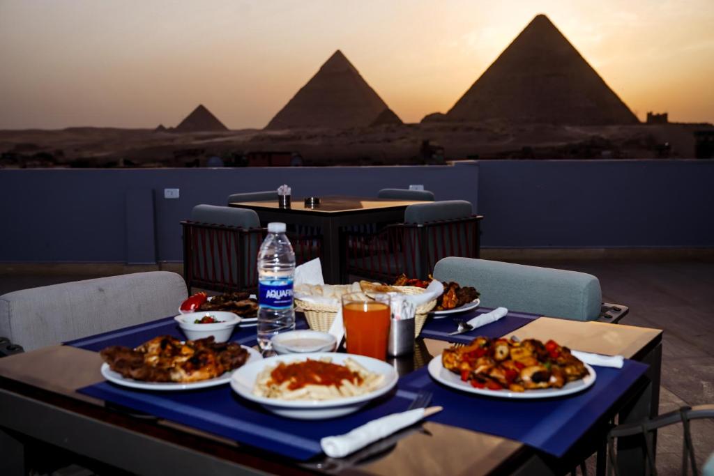 开罗Pyramids Inn的一张桌子,上面有金字塔,上面有盘子