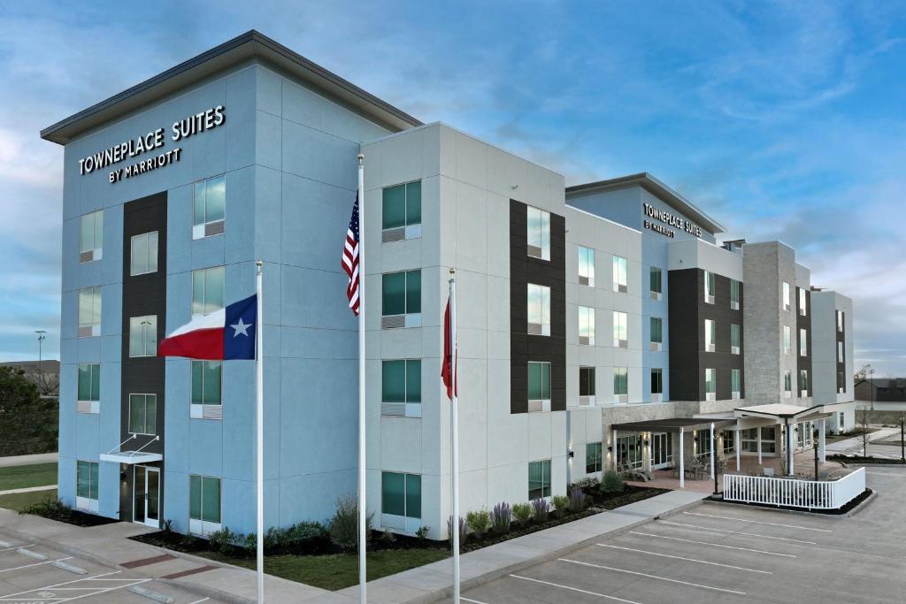 阿比林TownePlace Suites by Marriott Abilene Southwest的停车场有两面旗帜的酒店