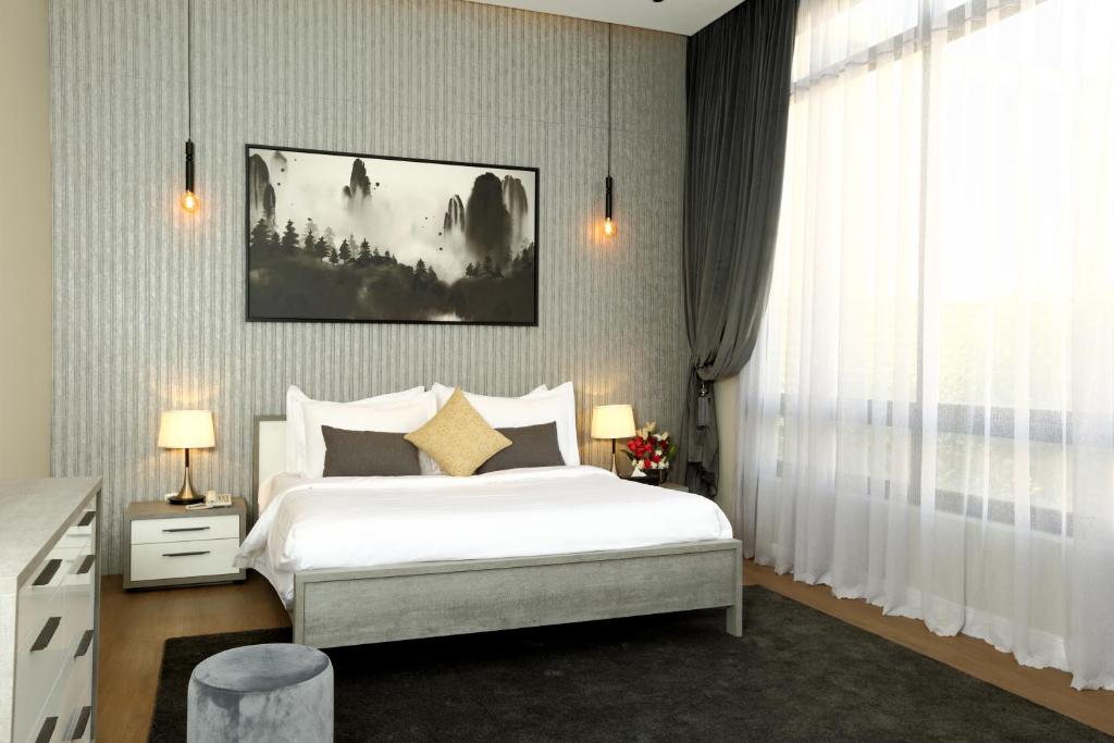 利雅德فلل كاسا الفندقية的卧室设有白色的床和大窗户