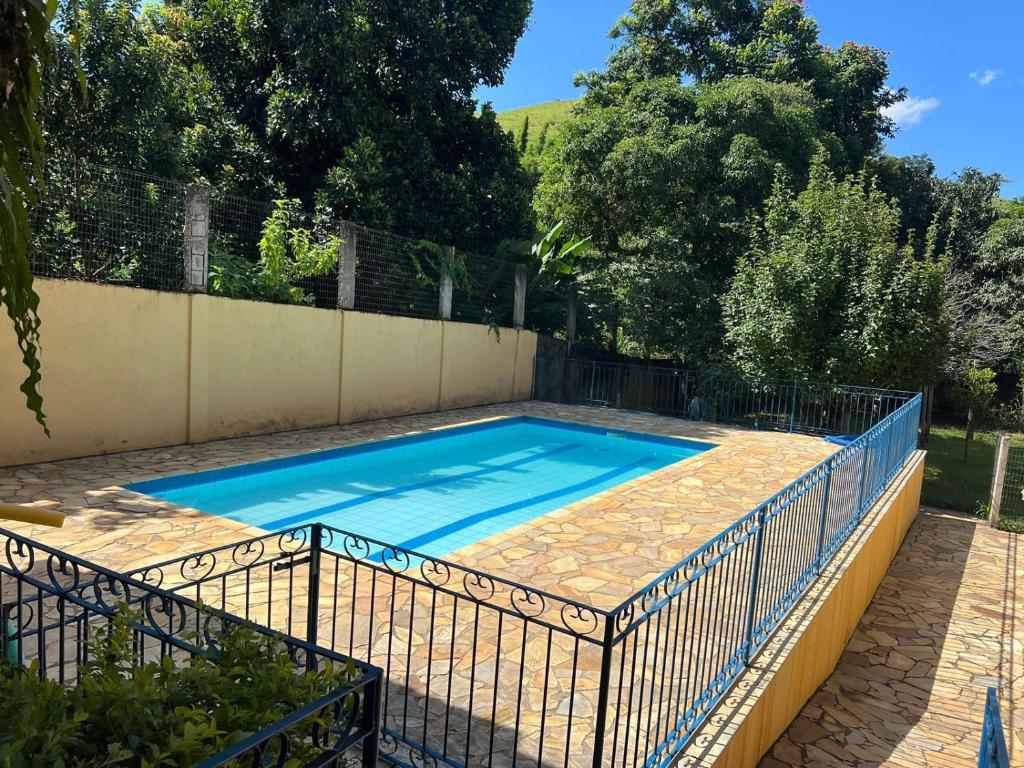 康赛瓦托利亚Pousada dos Girassóis的游泳池周围设有围栏