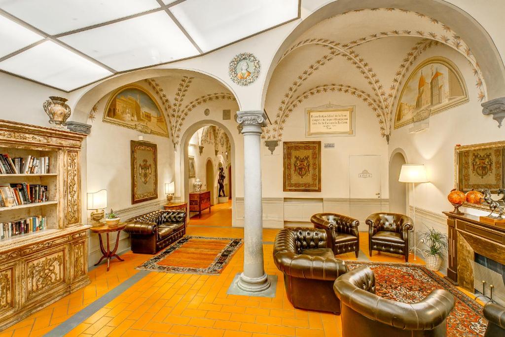 佛罗伦萨Firenze Suite的一个带椅子和壁炉的大客厅