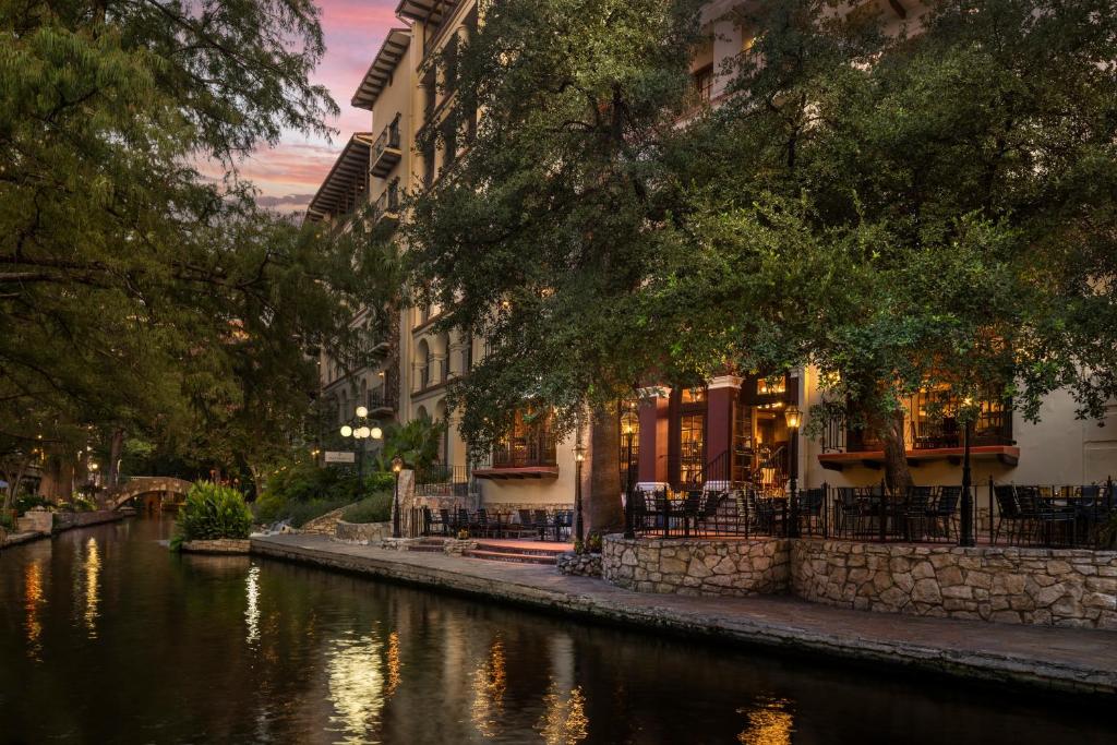 圣安东尼奥欧姆尼里奥大厦酒店的运河旁的河流