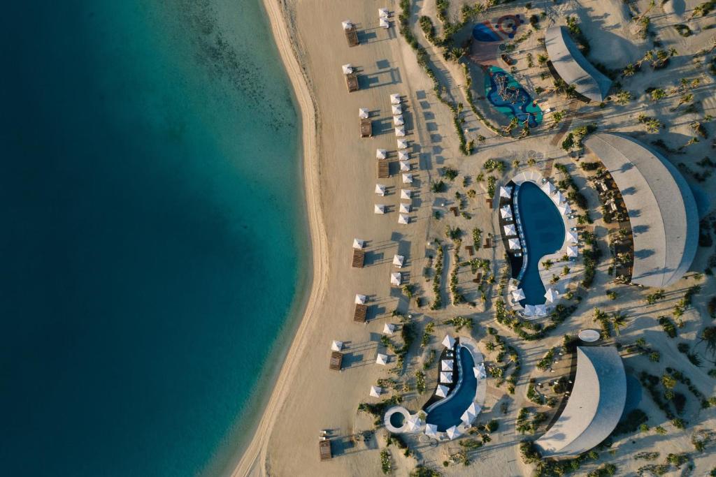 ḨanakThe St. Regis Red Sea Resort的享有海滩和度假村的顶部景色