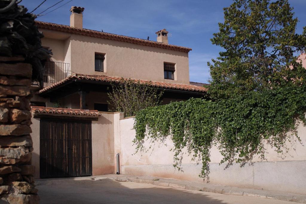 RubialesCasa el Tilo的前面有门和树的房子