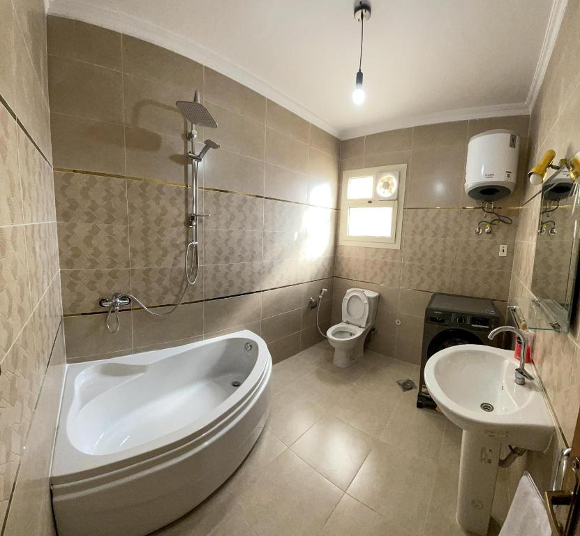 开罗2BD Apartment in a rooftop with a private terrace的带浴缸、卫生间和盥洗盆的浴室