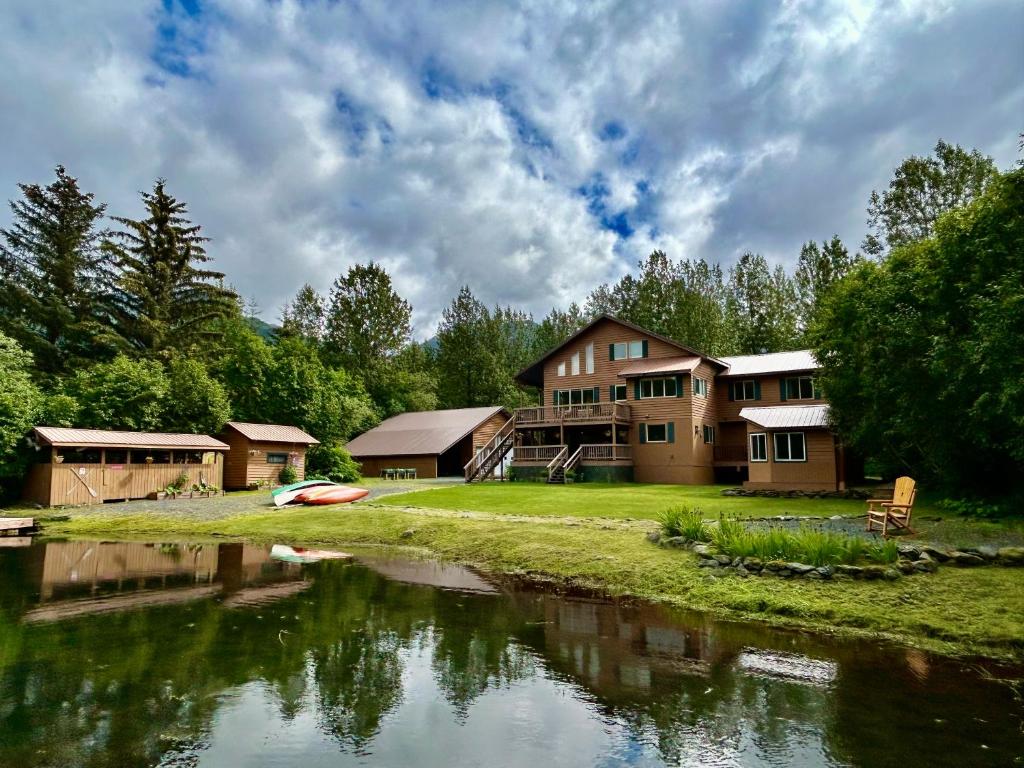 西沃德Bear Lake Lodgings B&B的河畔的房子,房子