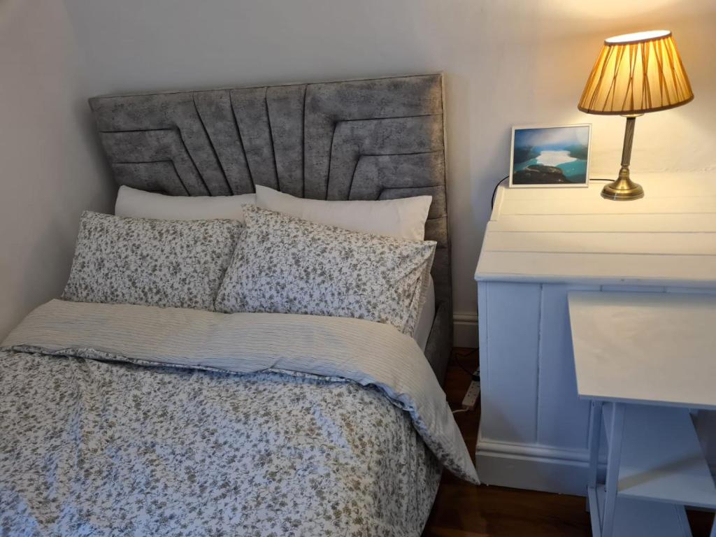 曼彻斯特Scotland Street, Newton Heath的一间卧室配有一张床和一张带台灯的书桌