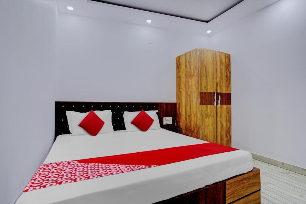 兰奇Oxygen的一间卧室配有红色枕头的床