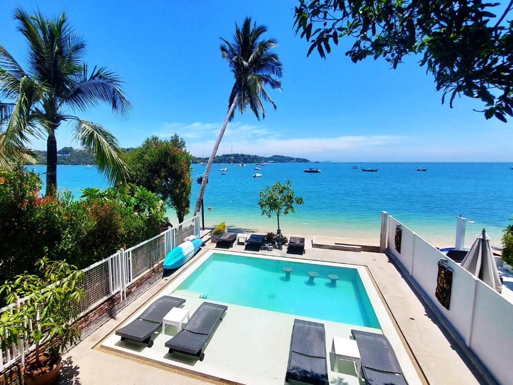 攀瓦海滩Mango Tree Villa的享有海滩景致的游泳池