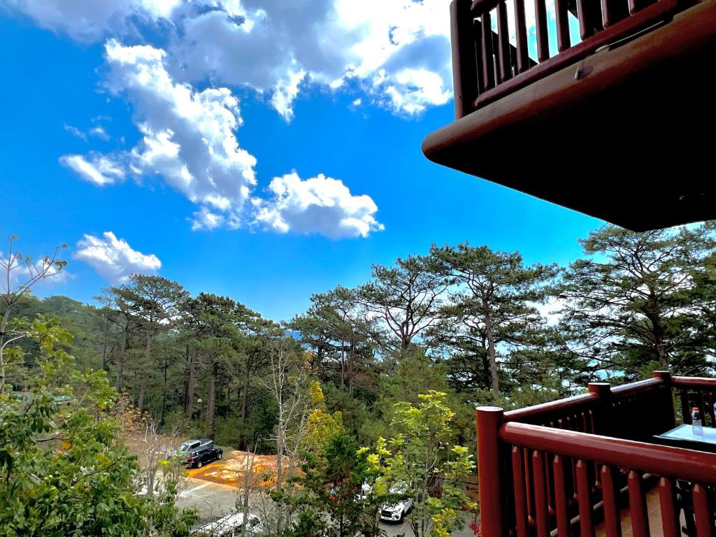 碧瑶The Forest Lodge at Camp John Hay privately owned unit with parking 371的从房子的甲板上欣赏美景