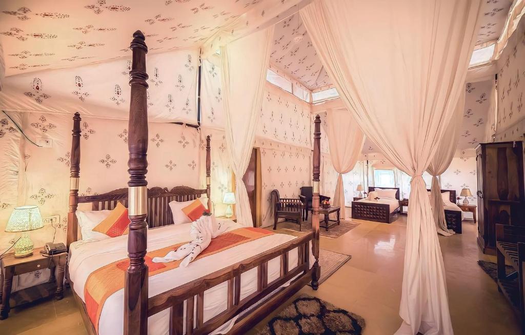 斋沙默尔Desert Heritage Luxury Camp And Resort的一间卧室,卧室内配有一张天蓬床