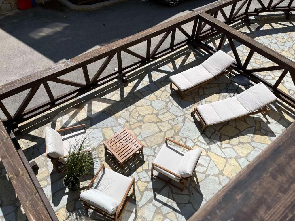 科帕奥尼克Vip Apartments Kopaonik的享有带桌椅的天井的顶部景致。