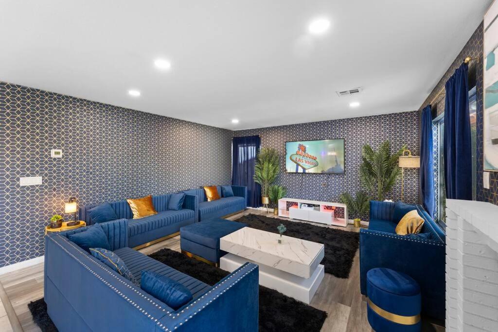 拉斯维加斯Heated Pool - Poker - 5 min - Airport - 10-Strip的客厅配有蓝色的沙发和沙发。