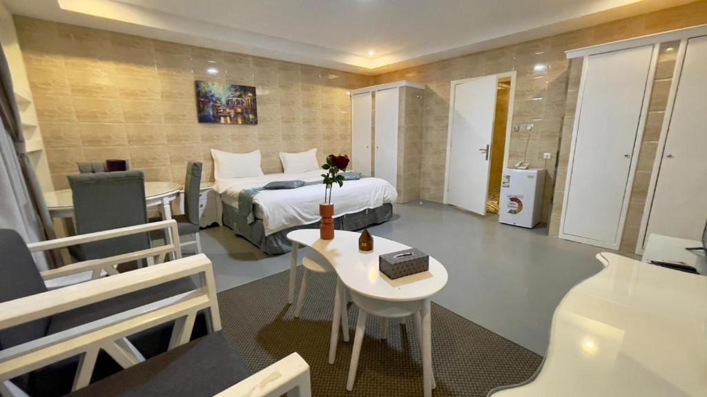 塞卡凯أرائك توق的酒店客房设有一张床和一张小桌子。