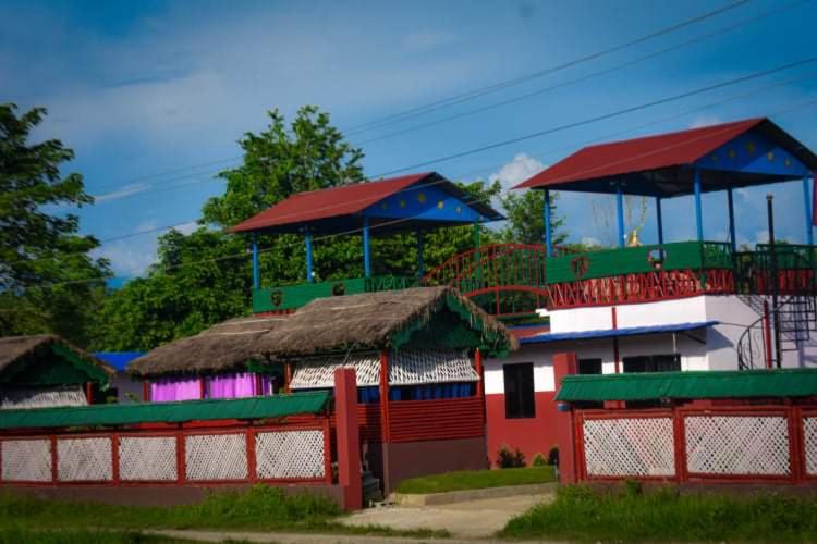 Maruwā GhātDreams restaurant and lodge的一组茅草屋顶的房屋