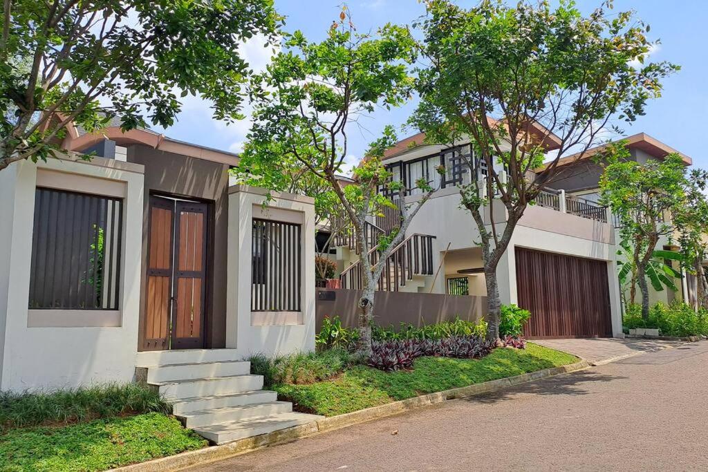 Gadok 1Private Villa 3+1BR in Vimala Hills的一条树木繁茂的街道上的一排房子