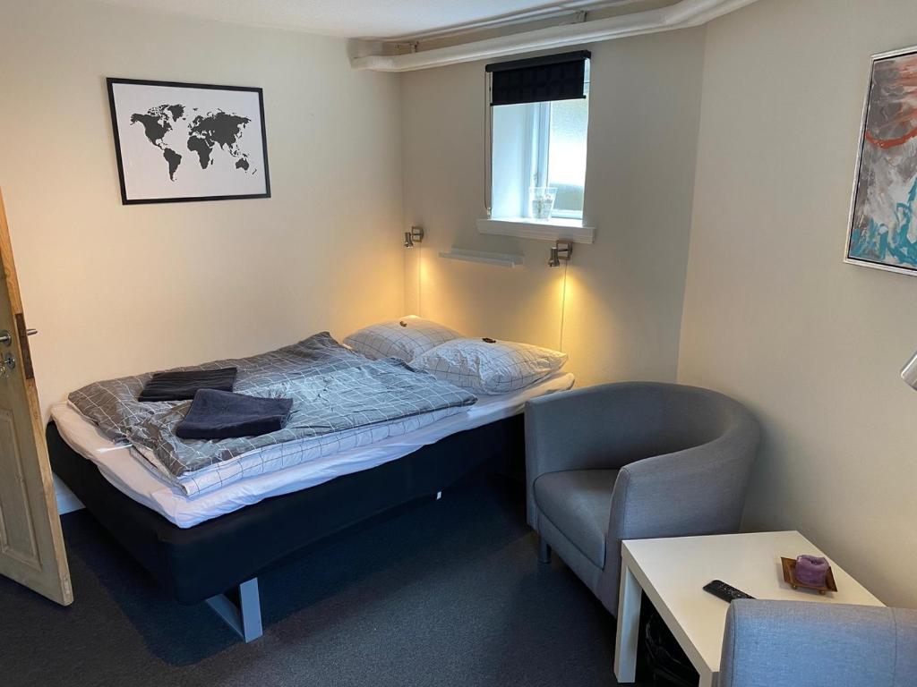 瓦埃勒维捷西斯塔酒店的一间小卧室,配有一张床和一把椅子