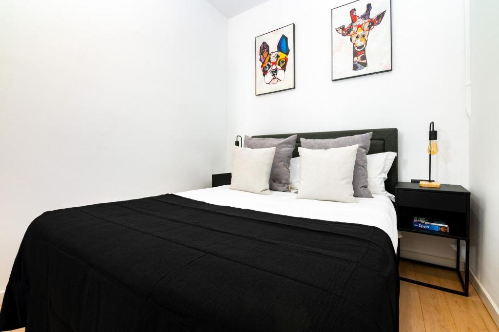 巴塞罗那R&B Mila的一间卧室配有一张带黑色毯子的床