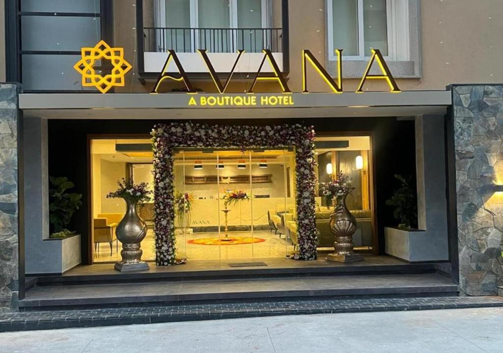 海得拉巴Avana- A Boutique Hotel的一家带有标志的精品酒店前方的商店