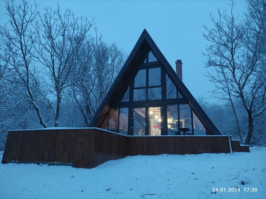 Satu Nou de JosCabana NucA-Frame的雪上有三角形屋顶的玻璃屋