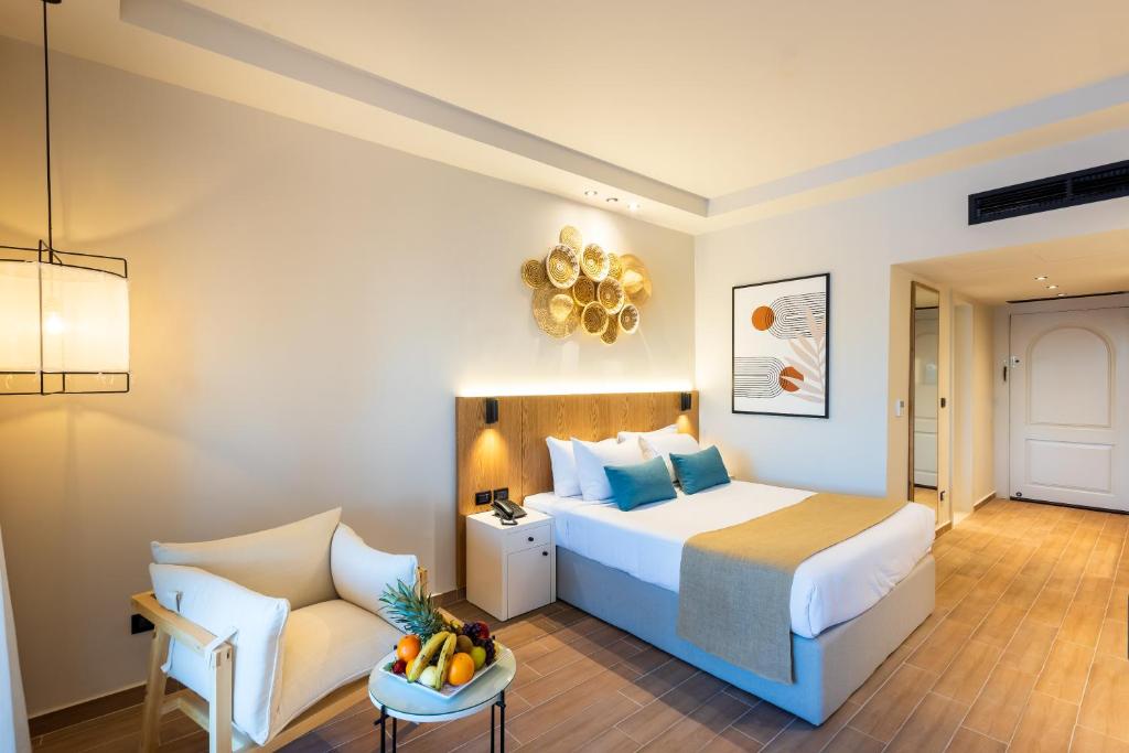 赫尔格达沙漠玫瑰度假村 的酒店客房,配有床和沙发