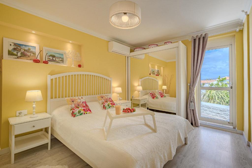 阿德耶BuenaVista Romantic Bungalow in Costa Adeje的一间卧室设有两张床和大窗户