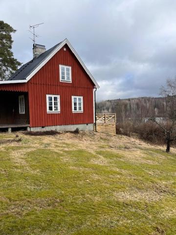 奥尔延Åsen的草场上的一个红色谷仓