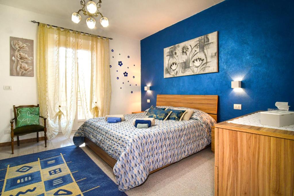 马莱斯科Nel blu dipinto di blu的一间卧室设有一张床和蓝色的墙壁