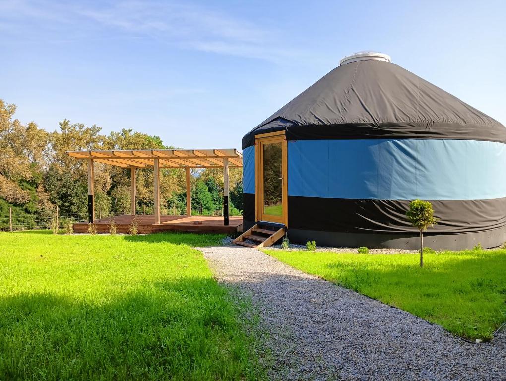 ZabierzówGlamping Pogorzany - Jurty的草地上的大型圆顶帐篷