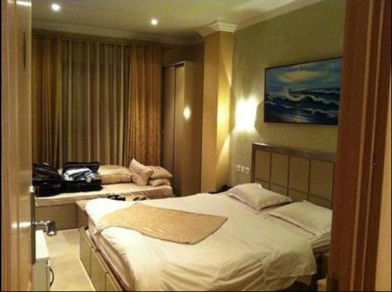 阿尔及尔DAR EL IKRAM HOTEL的一间卧室配有一张床和一张书桌
