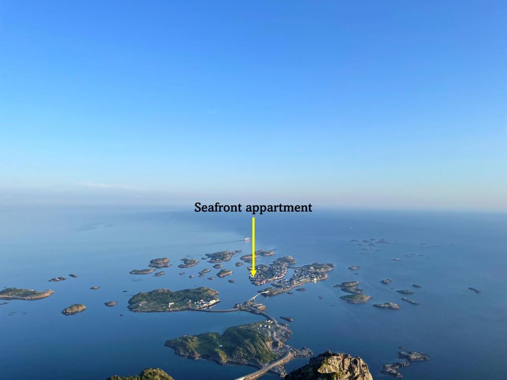 亨宁斯韦尔Seafront appartment Henningsvær的水面上岛屿的空中景观