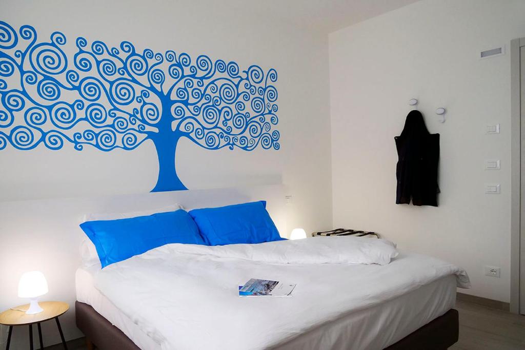 利多迪耶索罗Casadamare的卧室的墙上挂着蓝色的树壁画