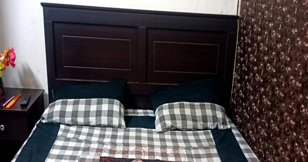 费萨拉巴德Hotel SleepInn的床上配有2个 ⁇ 合枕头