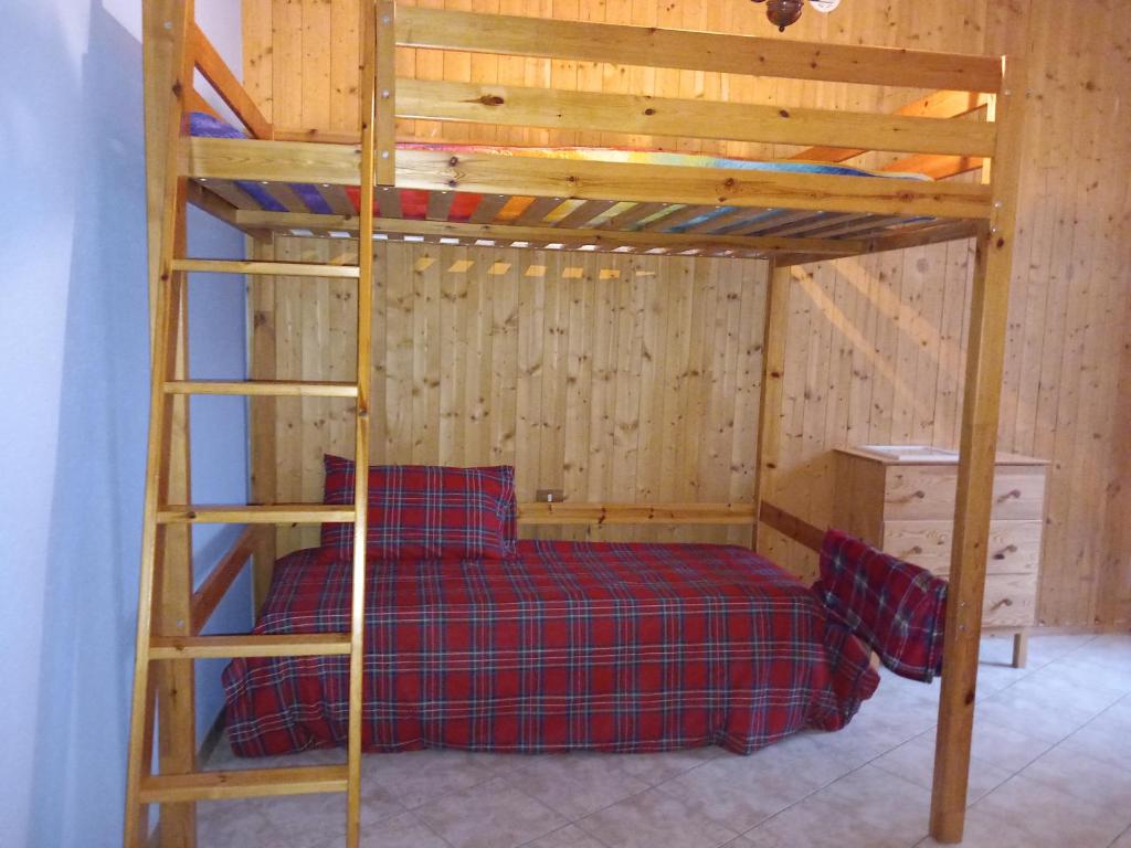Due CossaniAntico Borgo Del Lago Maggiore的一间卧室配有一张双层床和梯子