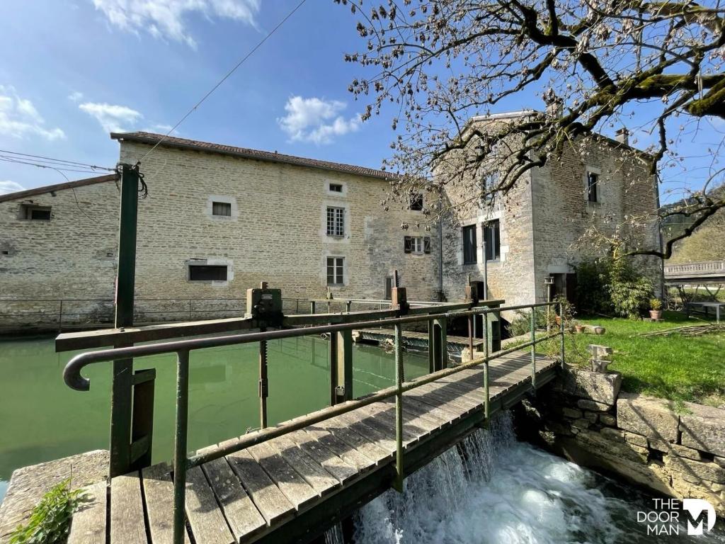 Au moulin de Pascaline的一座建筑物前的河上桥梁