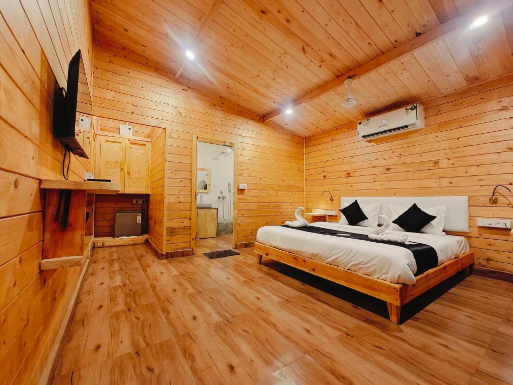 坎多林The Lazy Cabanas的小木屋内一间卧室,配有一张床