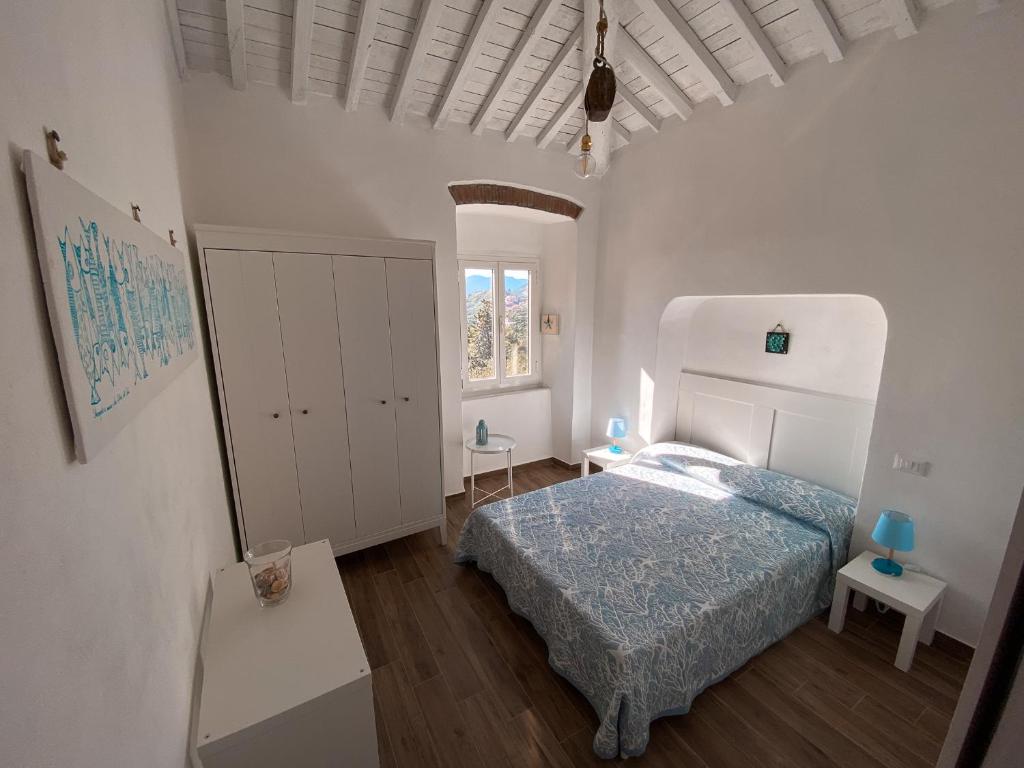 莱里奇Casa Angè - Lerici, Golfo dei Poeti的白色的卧室设有床和窗户