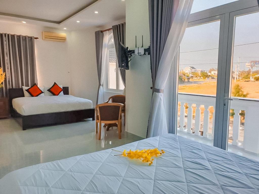 Tân Thành (1)Blue Fish Villa的酒店客房设有一张床和一个阳台。