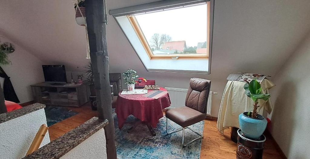 莱比锡wohnen bei Goethes的客房设有桌子、椅子和窗户。