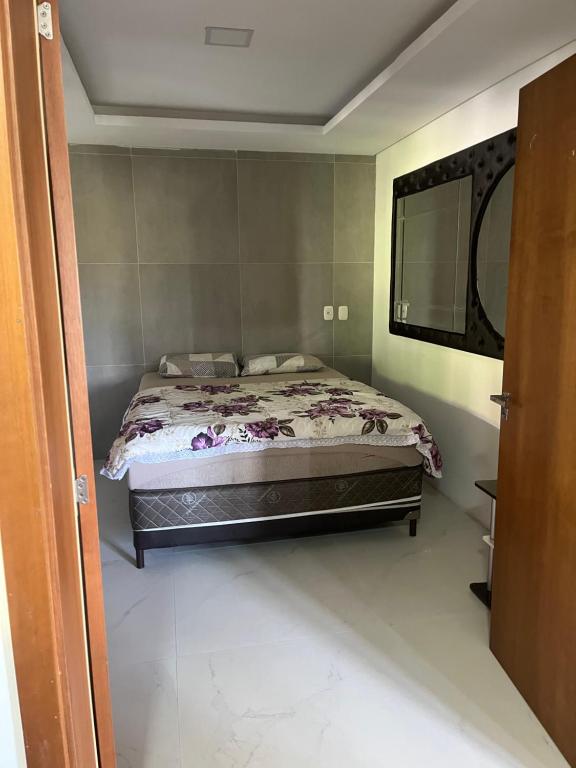 圣弗朗西斯科-迪保拉Estadia Barragem do Salto - Casa Mugam的一间卧室配有一张床和镜子
