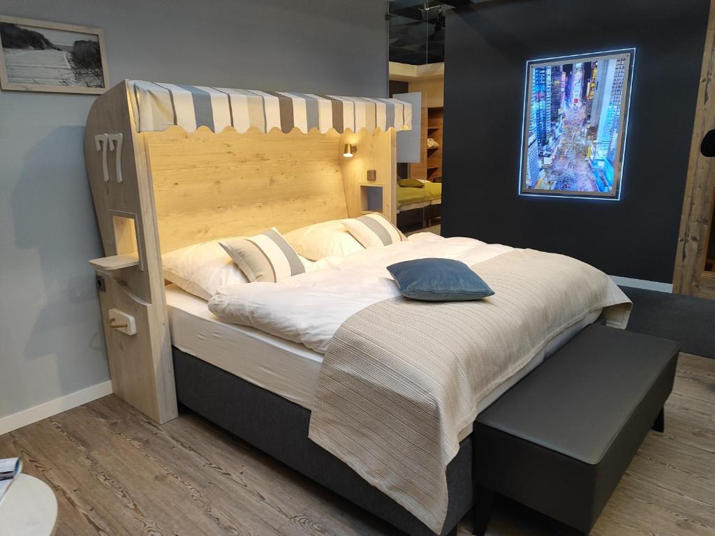 柏林TERMINAL 1的一间卧室配有一张大床和木制床头板
