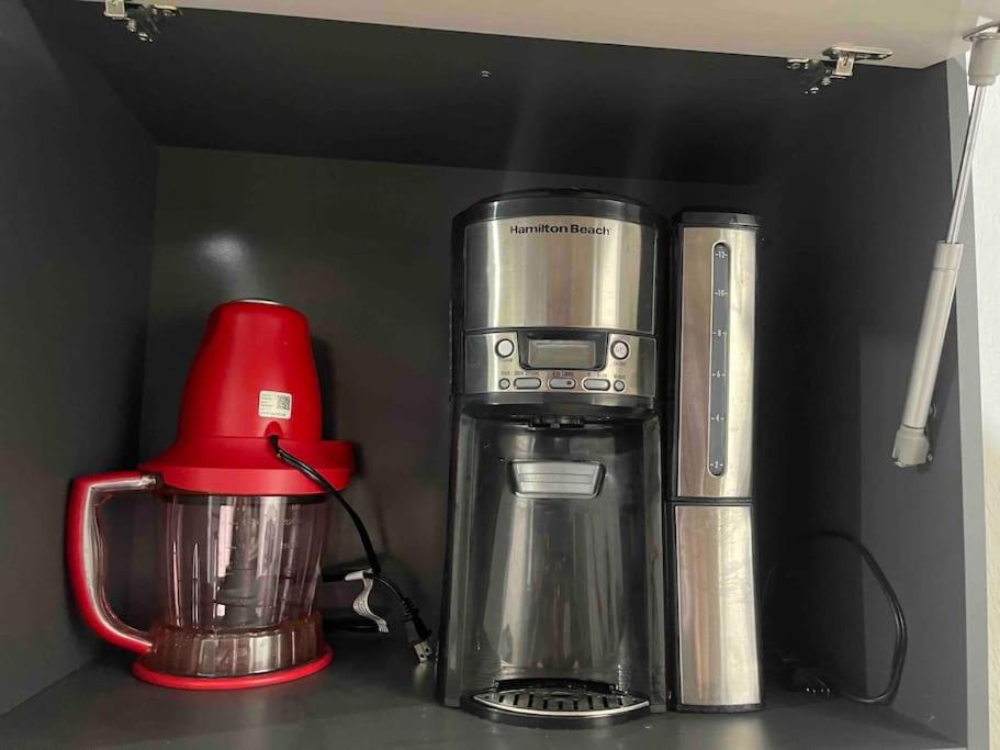 圣米格尔casa familiar san miguel的咖啡壶和柜台上的搅拌机