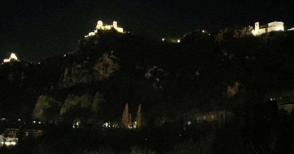 圣马力诺B&B Da Noi的山顶上灯火通明的夜晚