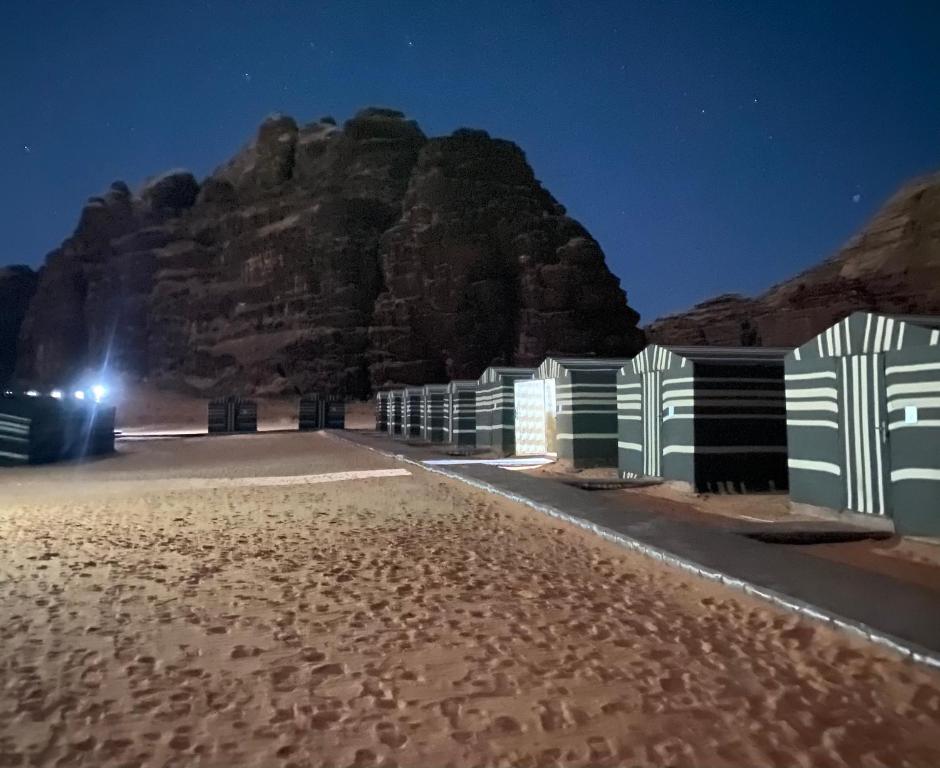瓦迪拉姆Bedouin Memories Camp的沙漠中的一个山