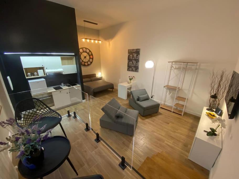 罗马Loft 18A Roma - Casa con ingresso indipendente的客厅配有沙发和椅子