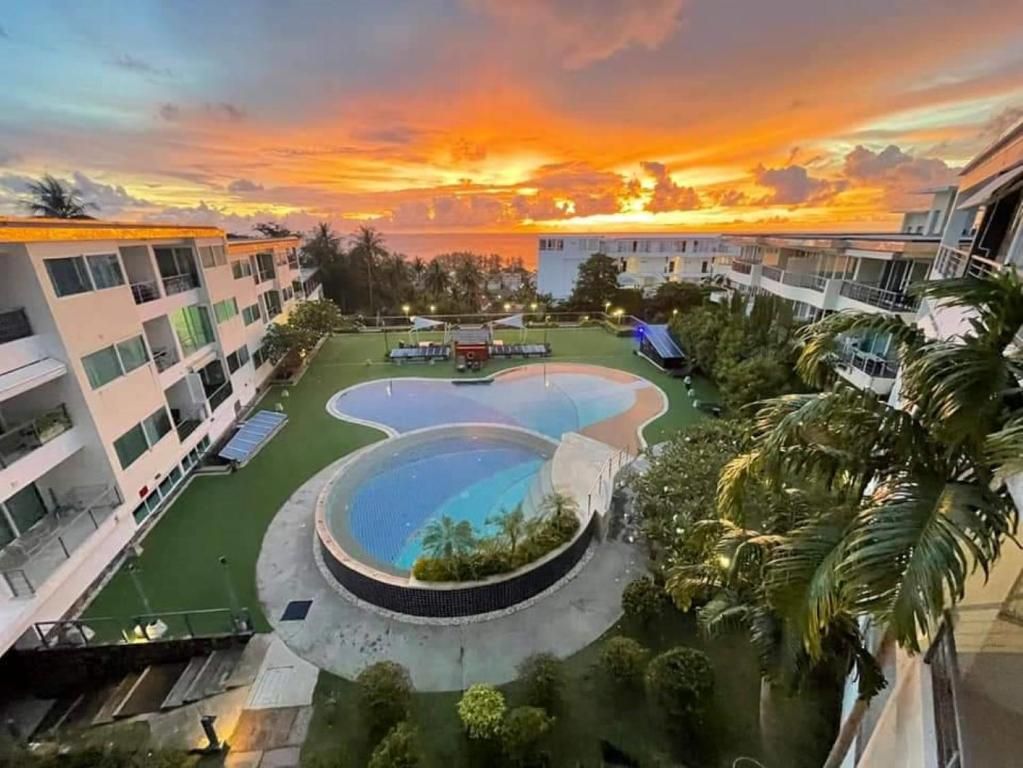 Ka RornSeaview Apartments - Karon Beach的享有度假村游泳池的顶部景致