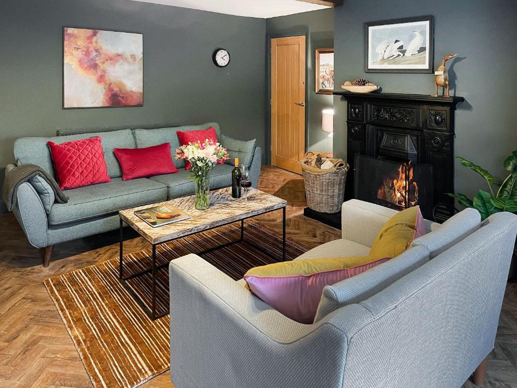 格洛索普Elizabeth Cottage的客厅设有两张沙发和一个壁炉